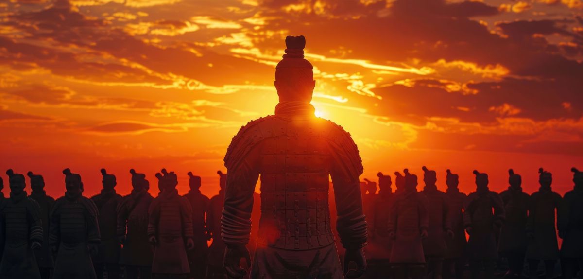Sonnenaufgang über dem Mausoleum des Kaisers Qin Terrakotta-Armee silhouetted gegen einen feurigen Himmel