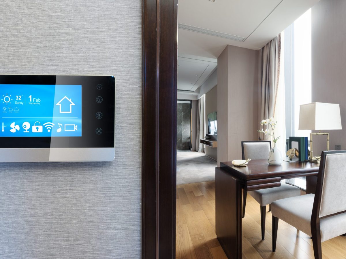 Smart Home-Lichtschalter in einem Wohnzimmer.
