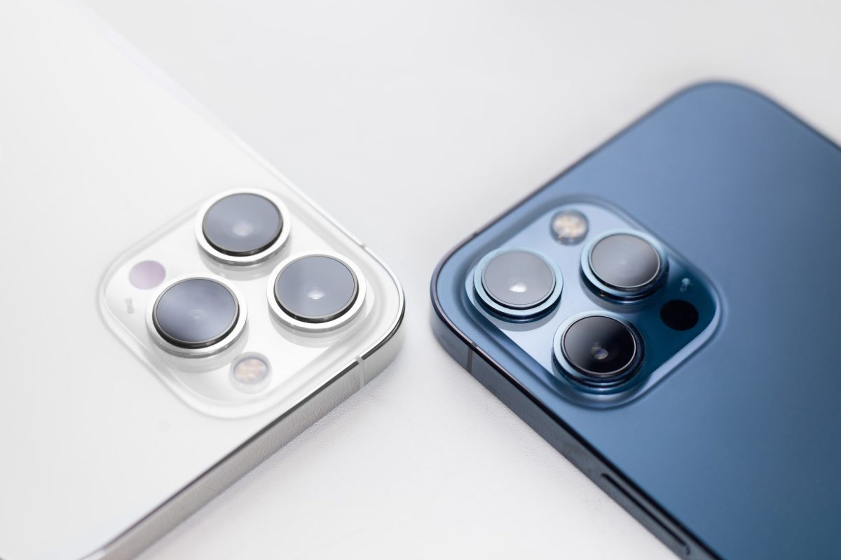Nahaufnahme auf die Kameras auf der Rückseite von zwei iPhones.