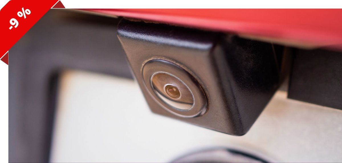 Rückfahrkamera am Heck eines roten Autos