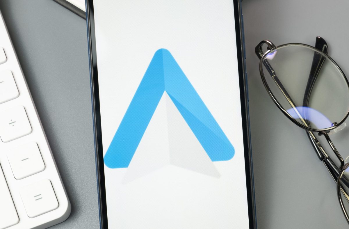Android Auto-Logo wird auf einem Handy-Display angezeigt.