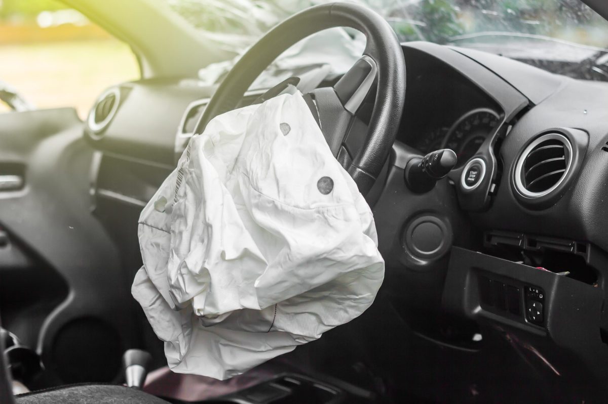Ausgelöster Airbag am Lenkrad eines Autos.