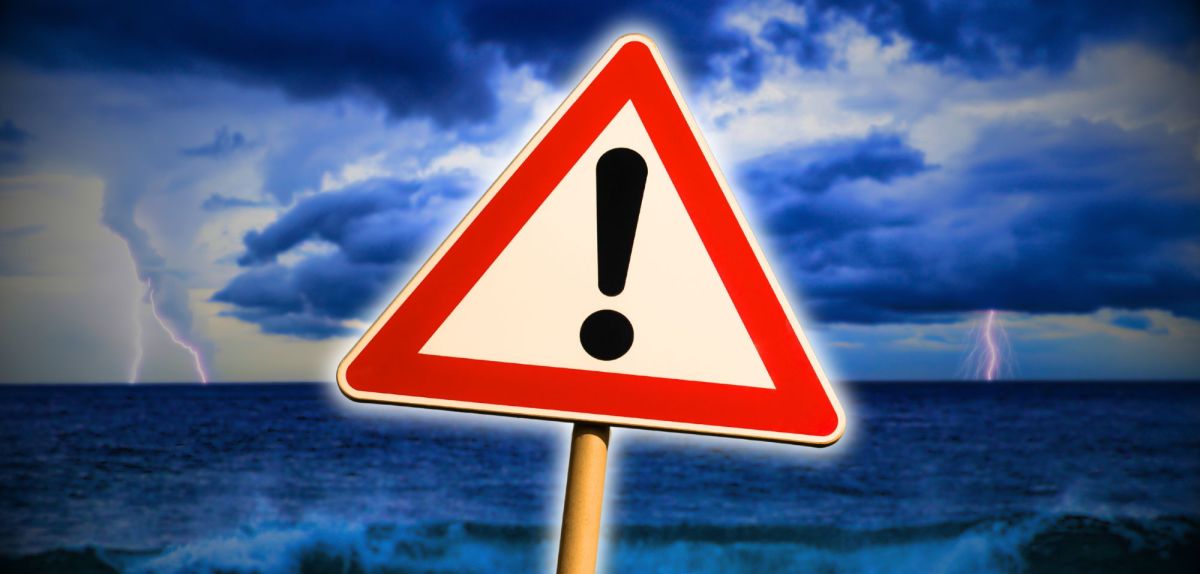 Warnschild vor einem Sturm über dem Meer