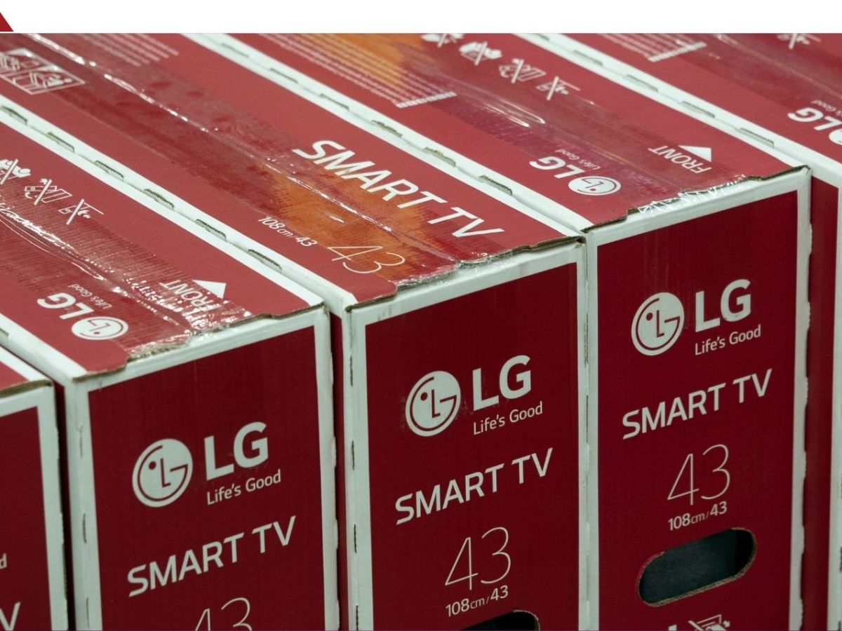 Verpackte LG-Fernseher in einer Reihe.