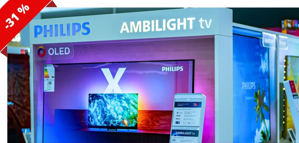 Philips Ambilight TV wird in einer Auslage präsentiert