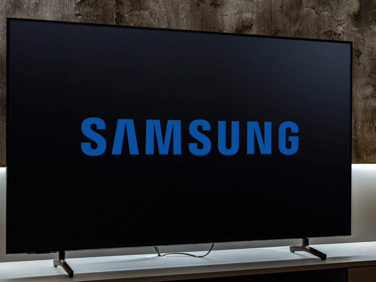 Auf einem Fernseher wird das Samsung-Logo angezeigt.