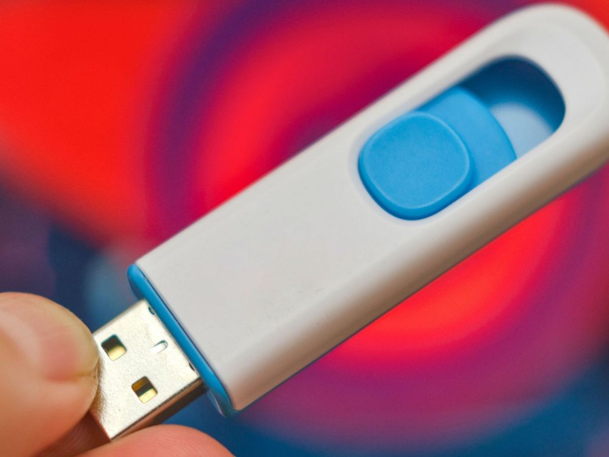 USB-Stick in einer Hand
