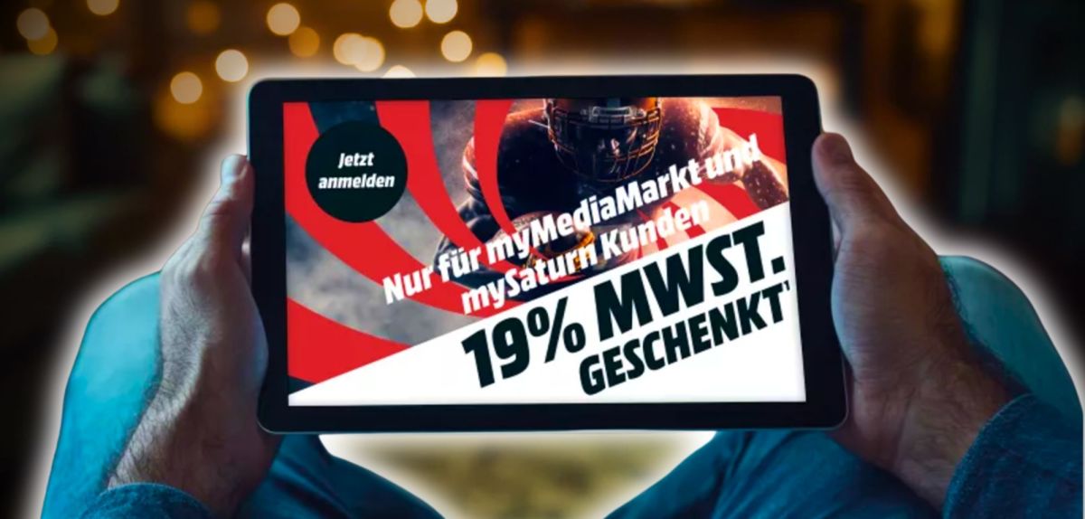 Person hält Tablet mit geöffneter MediaMarkt-Seite