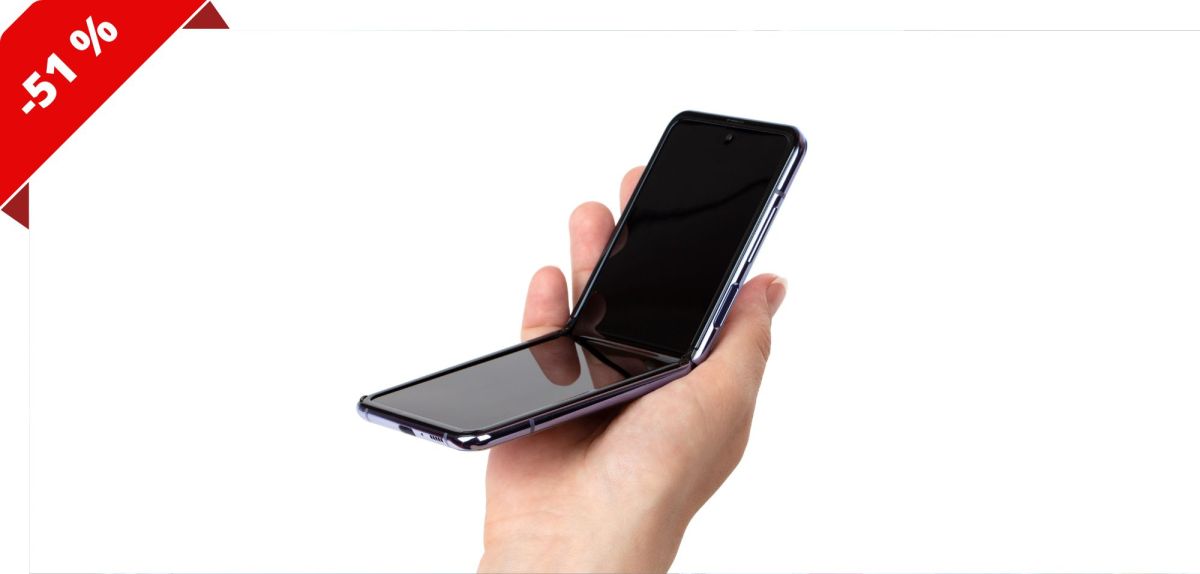Person hält Samsung Galaxy Z Flip in der Hand.