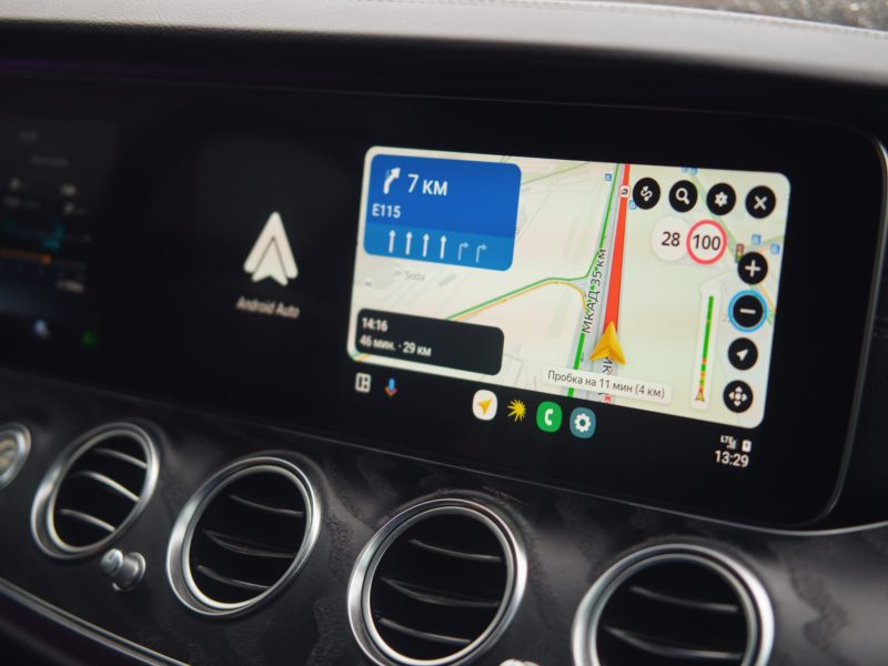 Android Auto wird auf einem Fahrzeug-Display angezeigt.