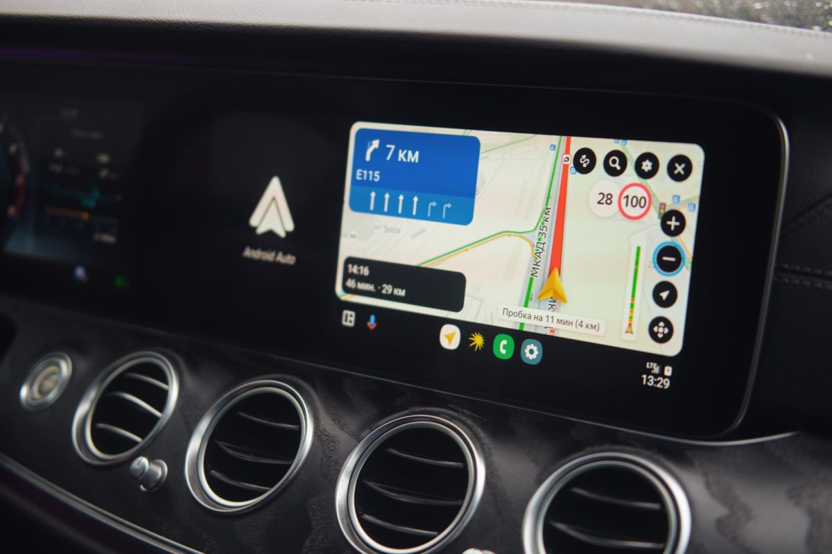 Android Auto wird auf einem Fahrzeug-Display angezeigt.