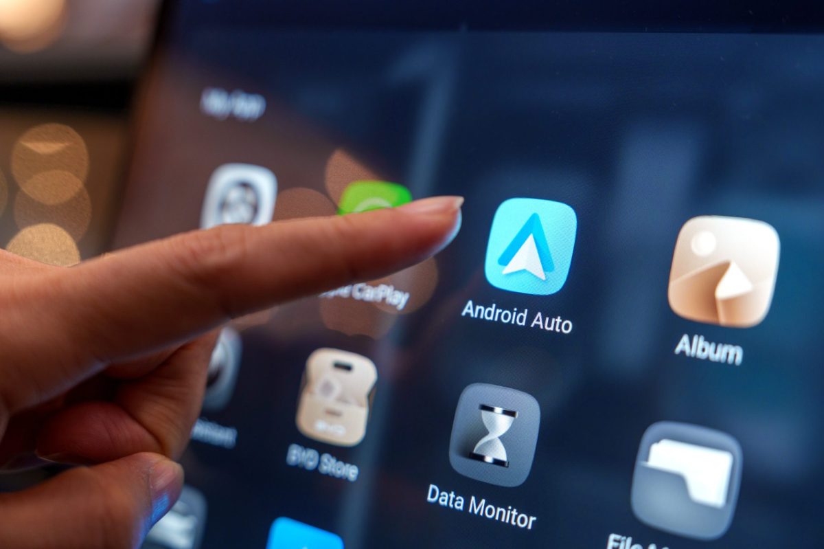 Android Auto wird auf einem Fahrzeug-Display angezeigt.