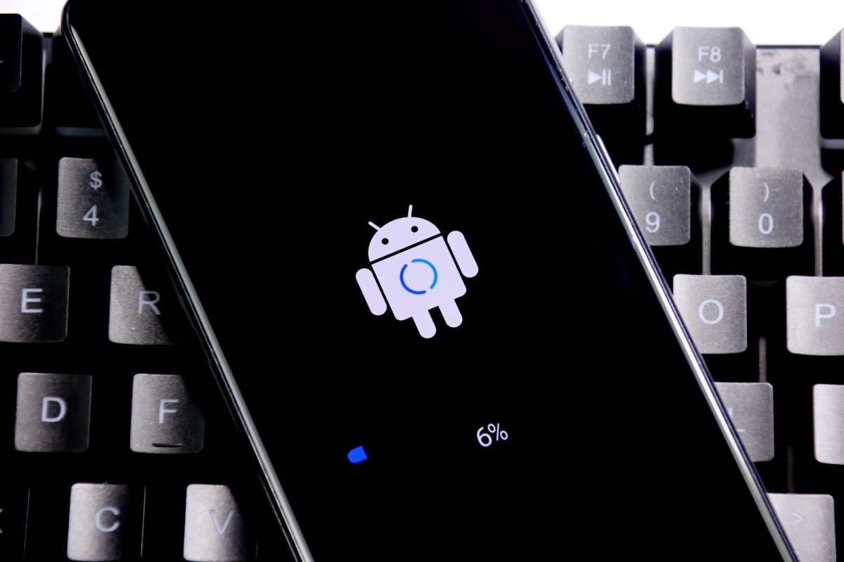 Auf einem Handy-Display wird ein Android-Update angezeigt.
