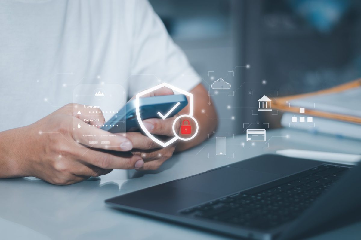 Person hält Handy in der Hand. Darüber liegen verschiedene Daten- und Sicherheitssymbole.