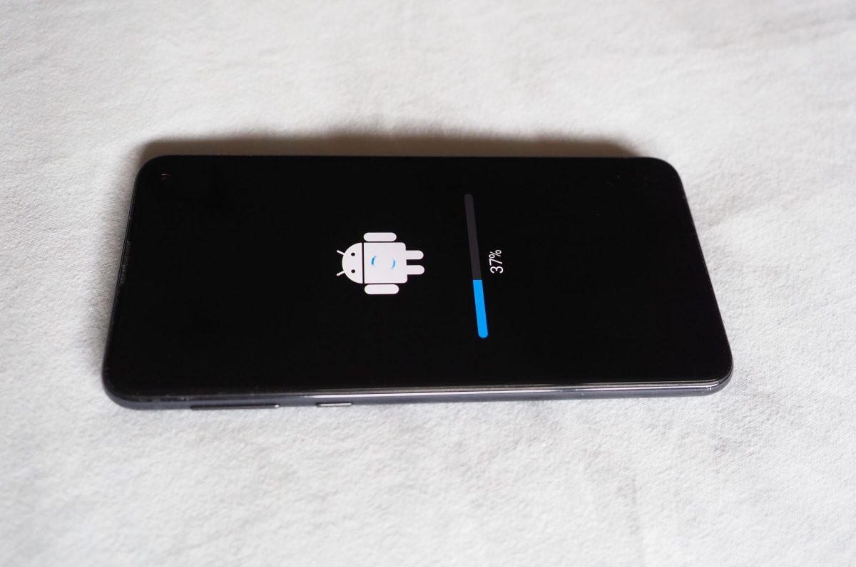 Auf einem Handy_Display wird ein Android angezeigt.