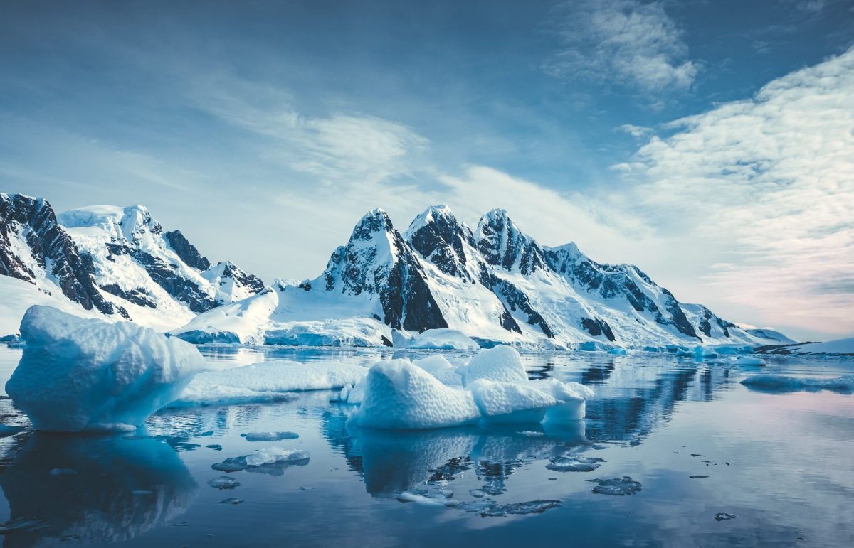 Eisbedeckte Berge im Wasser.
