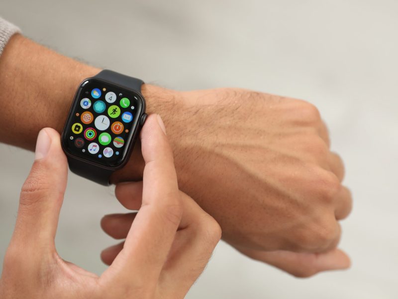 Apple Watch am Handgelenk einer Person