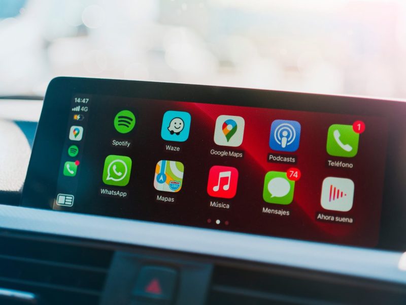 CarPlay wird auf einem Auto-Display angezeigt.