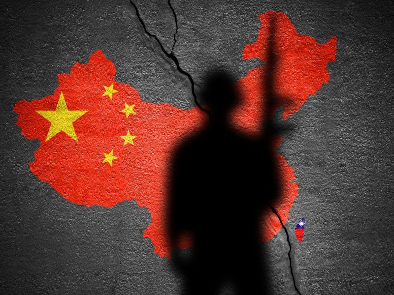 Schatten eines Soldaten aus China vor der Landkarte des Landes.