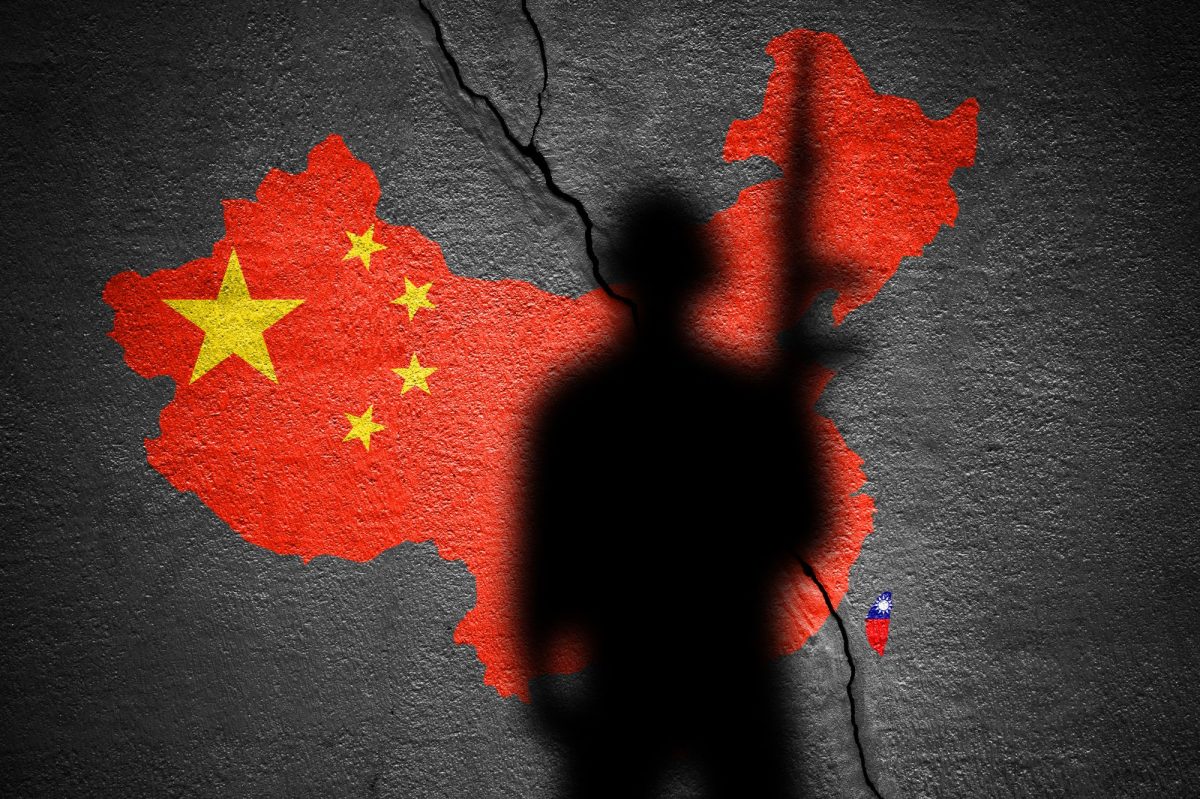 Schatten eines Soldaten aus China vor der Landkarte des Landes.