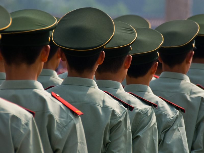 Soldaten aus China beim Marschieren.