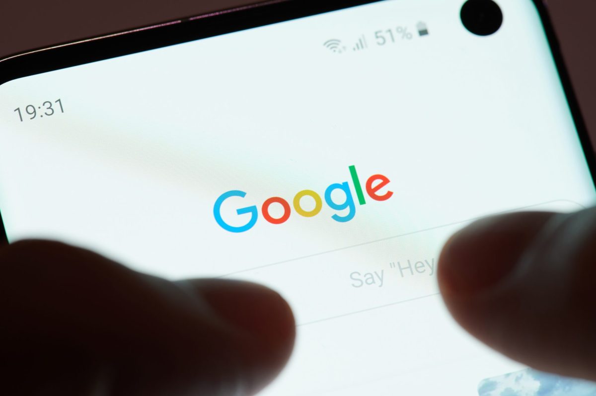 Die Google-Suche wird auf dem Display eines Smartphones angezeigt.