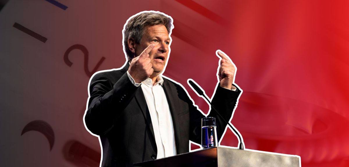 Robert Habeck (Bündnis 90/Die Grünen) vor einem schwarz-roten Farbverlauf
