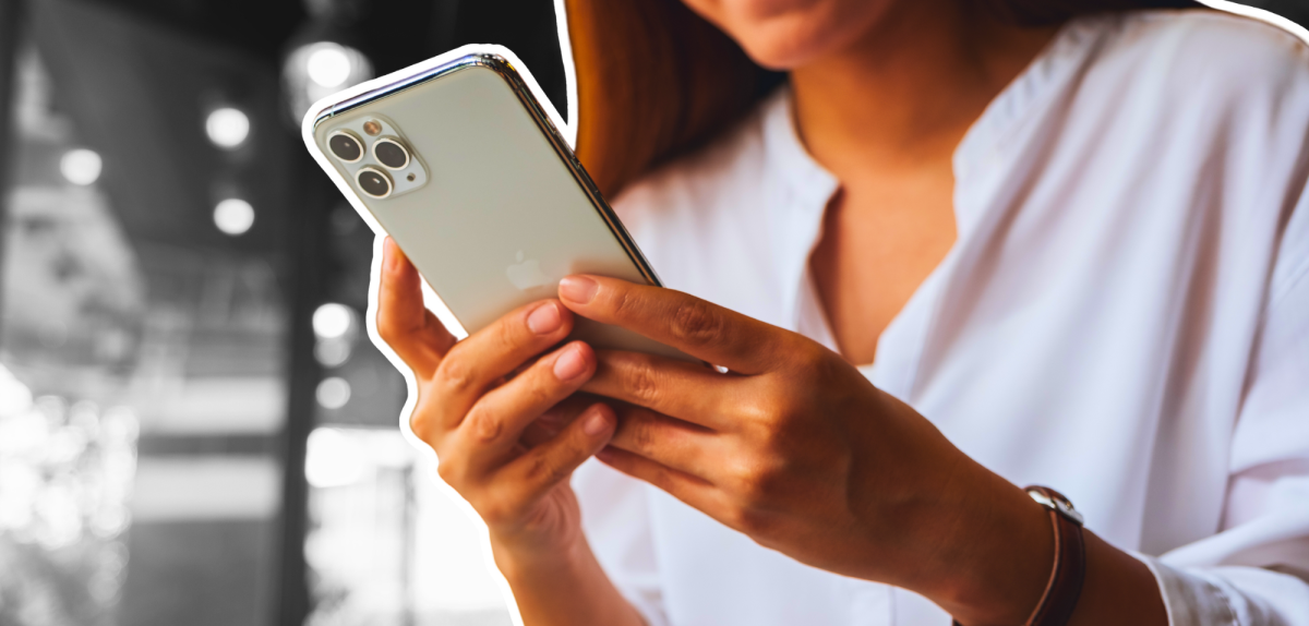 Frau mit iPhone in den Händen