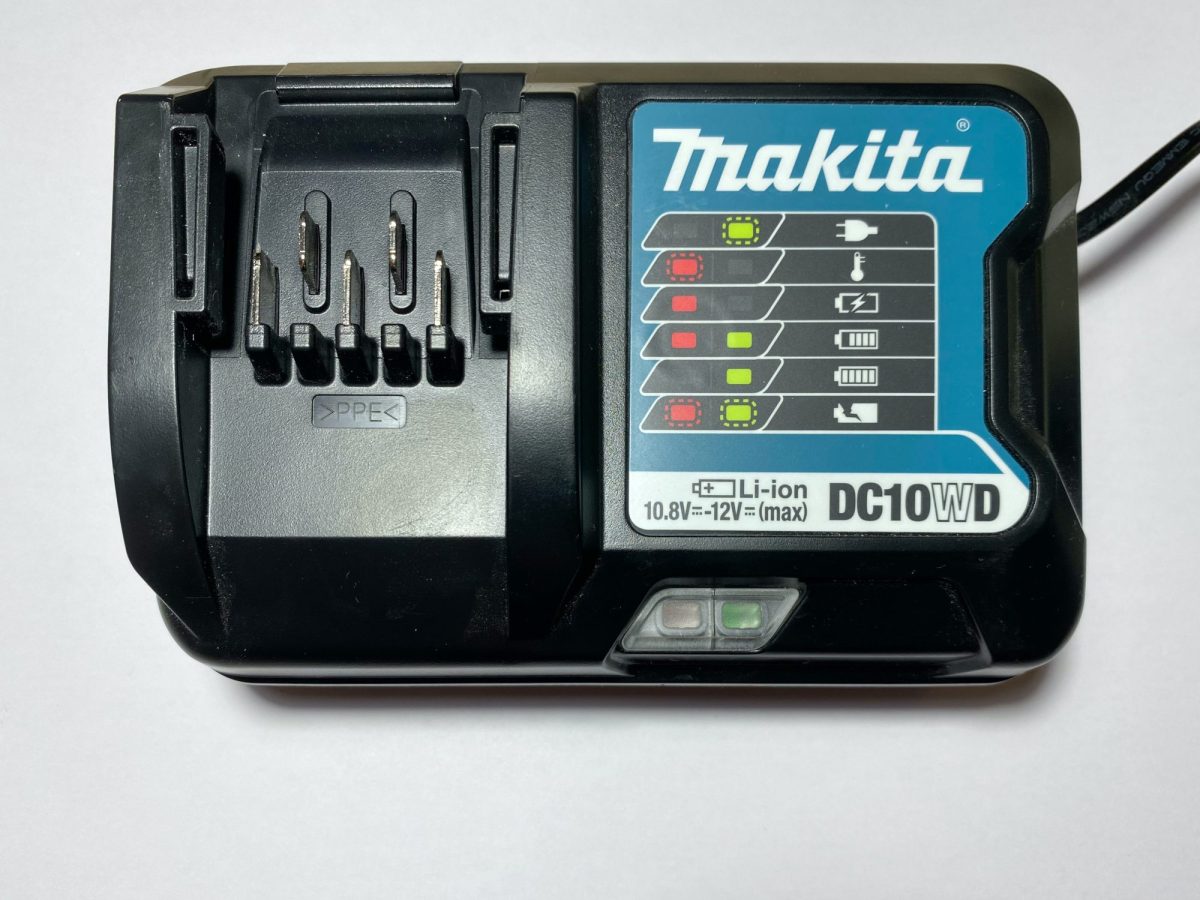 Ein Makita-Akku in Draufsicht.