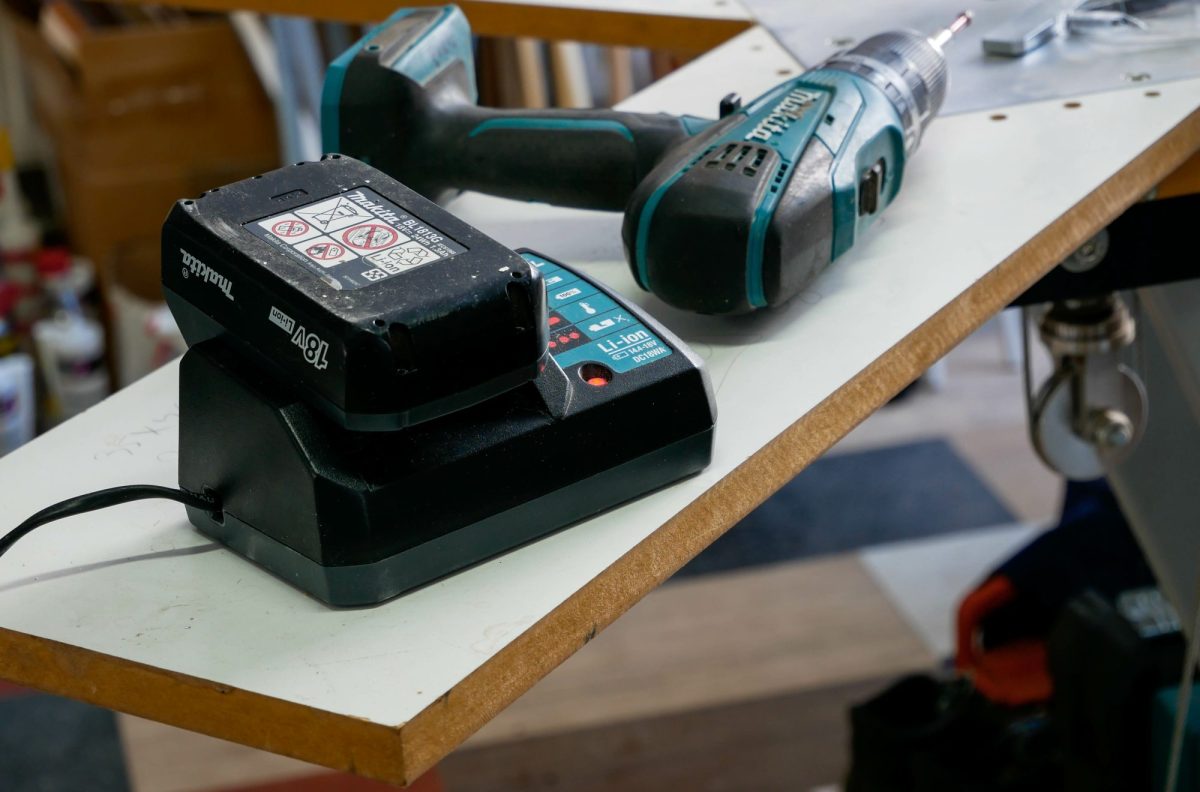 Ein Makita-Akku beim Laden.