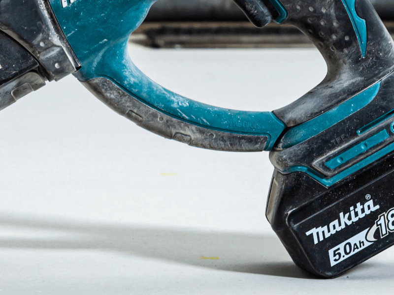 Makita-Akku ist an einem Werkzeug befestigt.