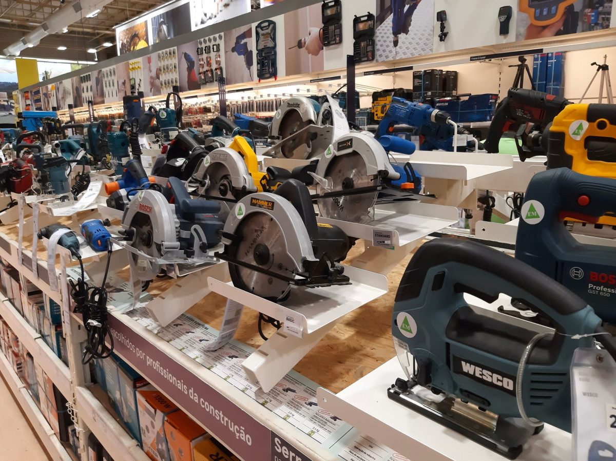 Makita-Stichsäge und Produkte von anderen Herstellern in einer Auslage.