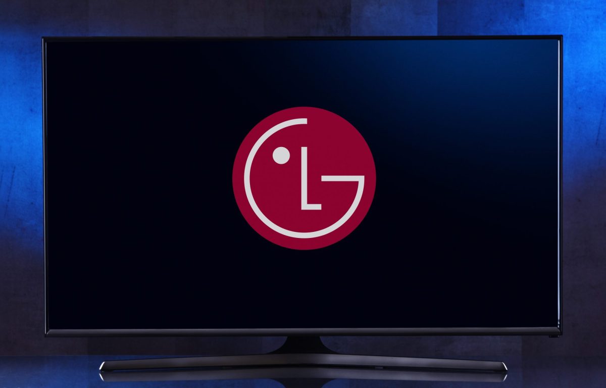 Auf einem Fernseher wird das Lg-Logo angezeigt.