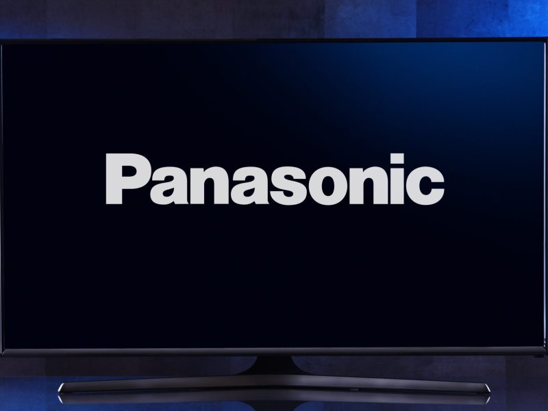 Fernseher mit Panasonic-Logo auf dem Bildschirm.