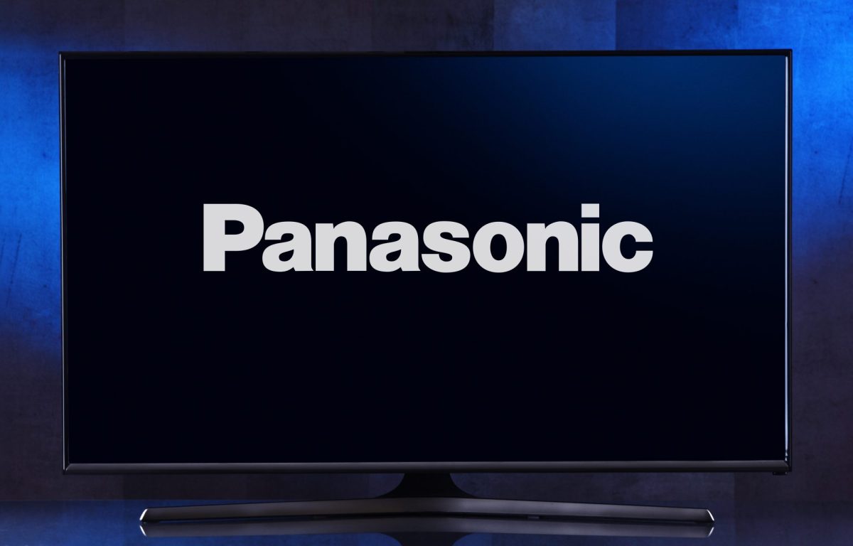 Fernseher mit Panasonic-Logo auf dem Bildschirm.