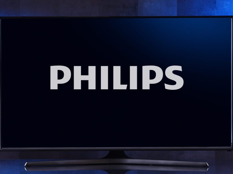 Auf einem Fernseher wird das Philips-Logo angezeigt