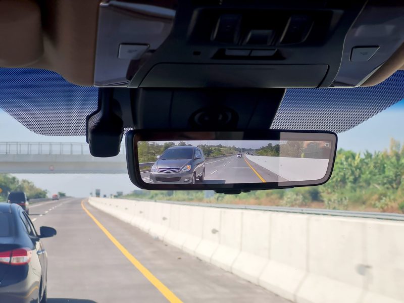 Rückspiegel eines Autos mit Kamera-System.