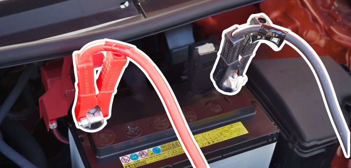 Starthilfe-Kabel an einer Autobatterie