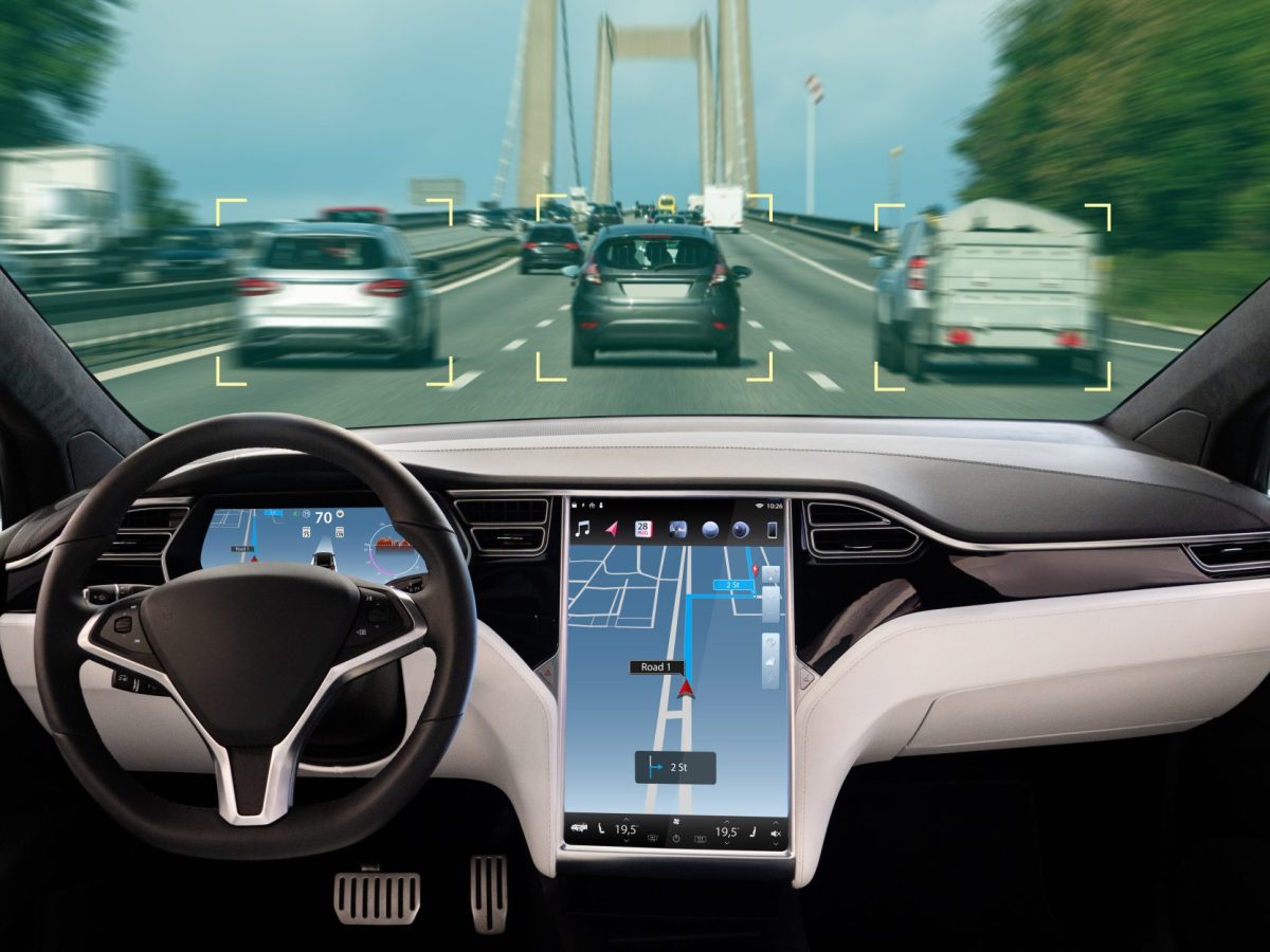 Fahrzeug fährt mit Autopilot und scannt vorausfahrende Autos.