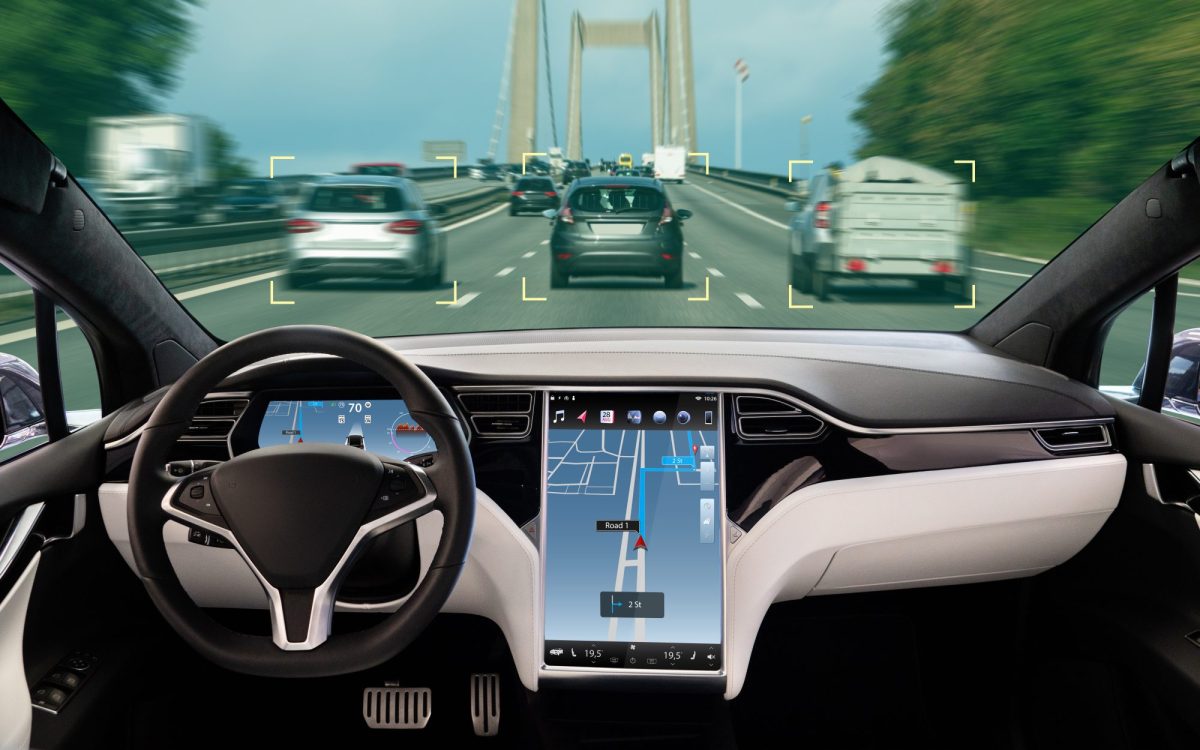Fahrzeug fährt mit Autopilot und scannt vorausfahrende Autos.