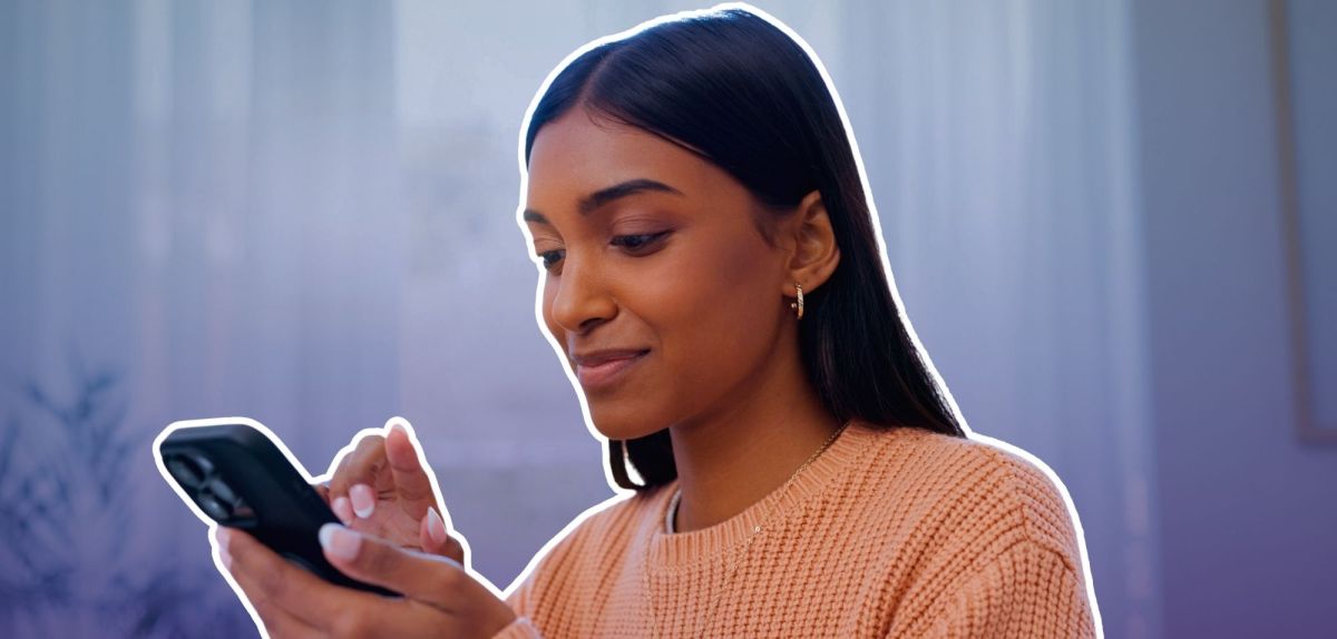 Frau blickt zufrieden auf ihr Smartphone
