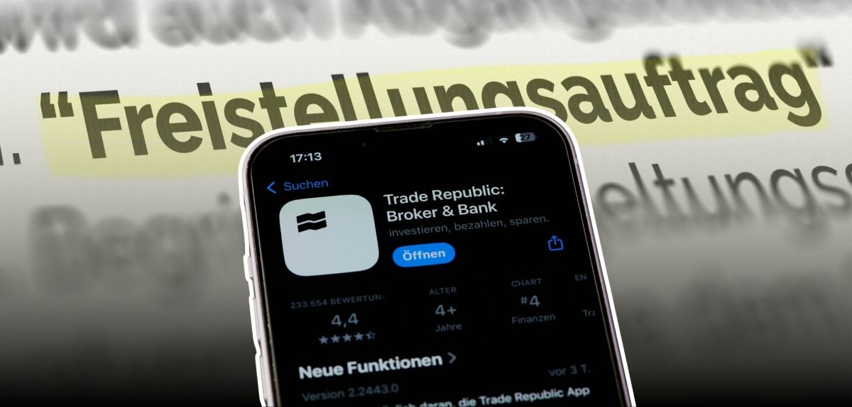 Trade Republic-Logo auf einem Smartphone vor dem Schriftzug 