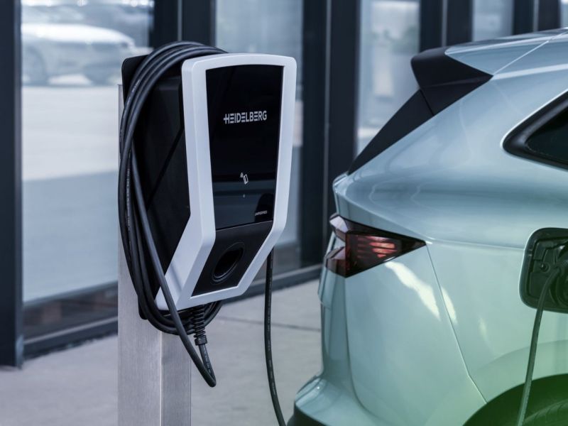 Elektroauto neben der HEIDELBERG connect.home