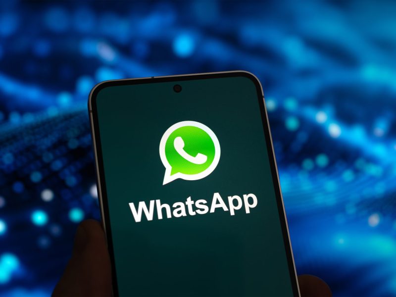 Smartphone mit WhatsApp-Logo auf dem Display.