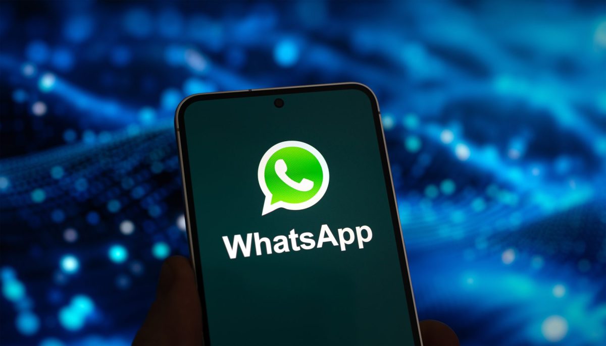Smartphone mit WhatsApp-Logo auf dem Display.
