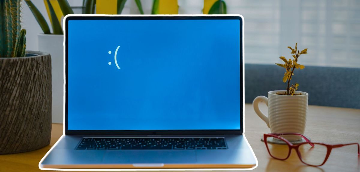 Trauriger Smiley auf einem blauen Laptop-Display