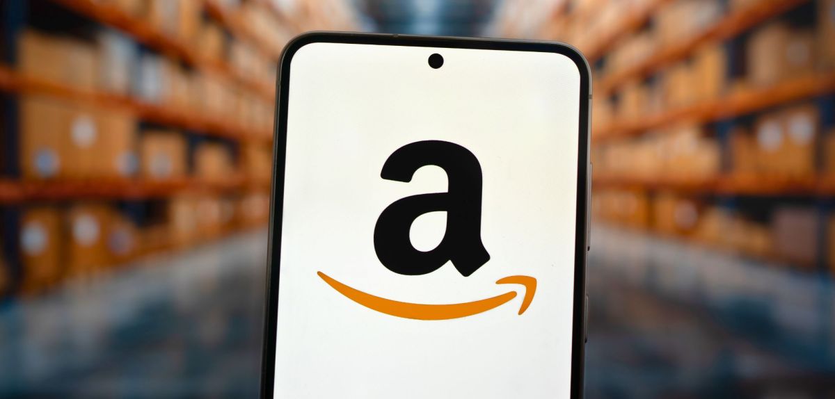 Amazon-Logo auf Smartphone