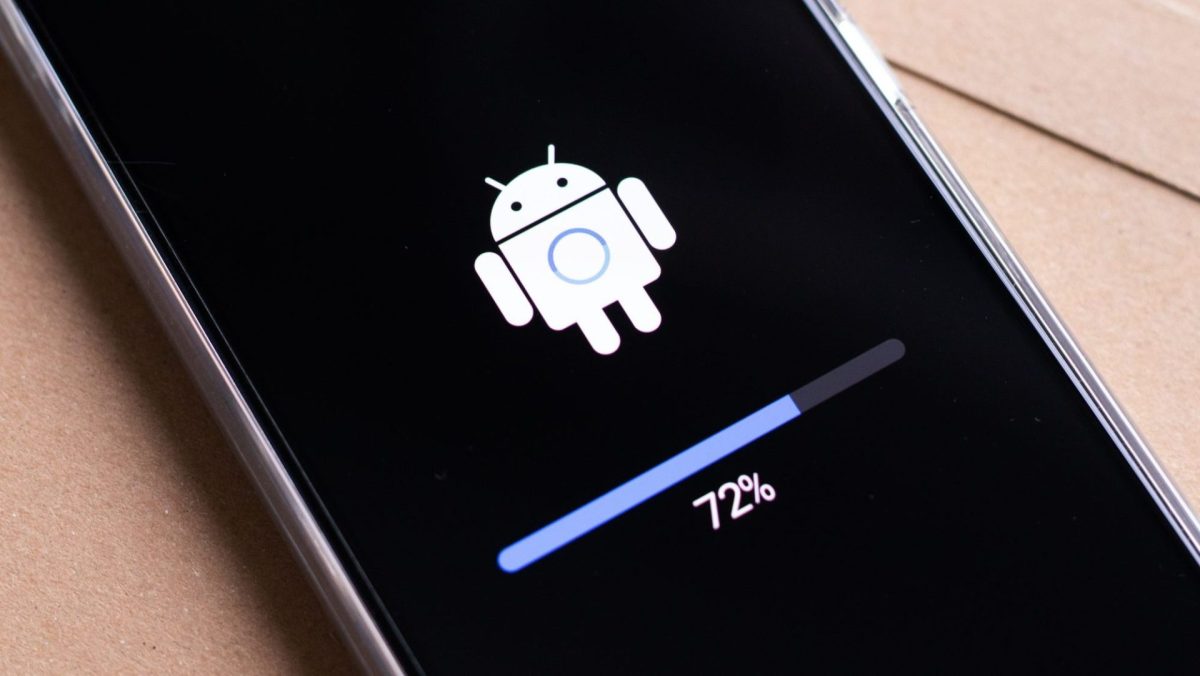 Auf einem Handy lädt ein Android-Update.