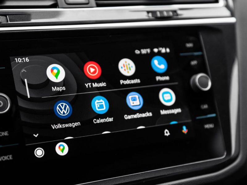Android Auto wird auf einem Fahrzeug-Display angezeigt.