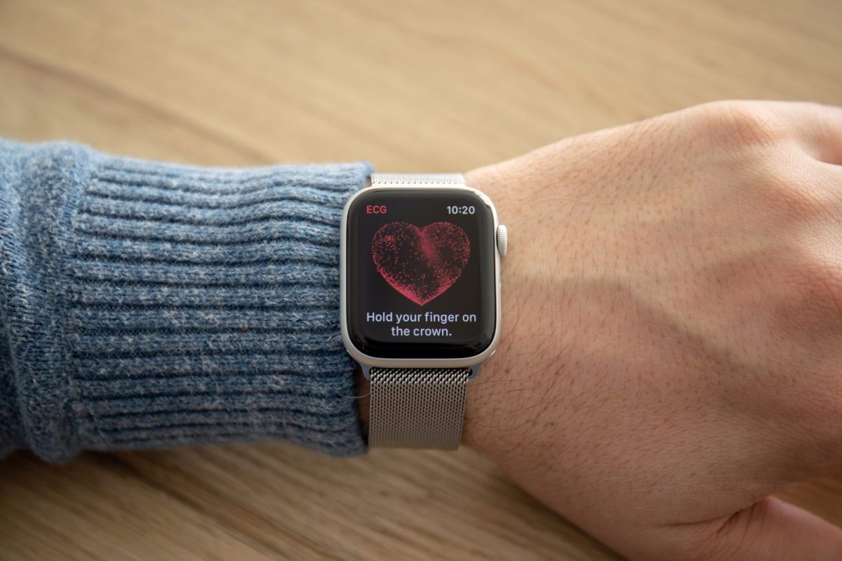 Apple Watch am Handgelenk einer Person.